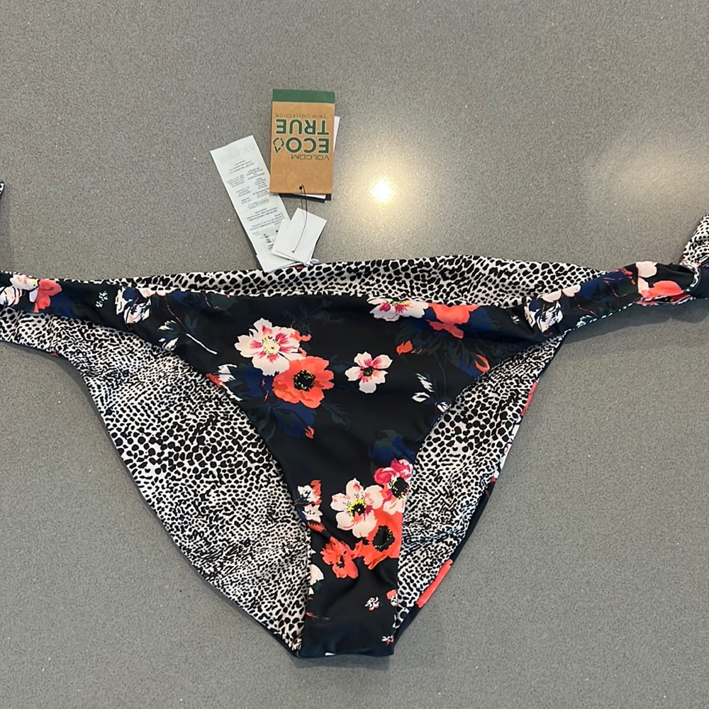 Volcom women’s reversible bikini bottom with tie sides. XXL